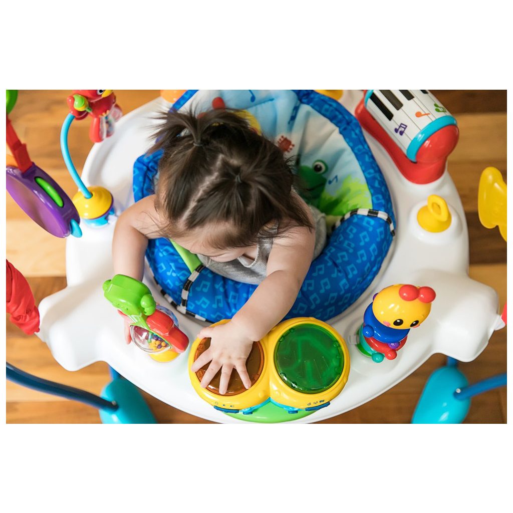 BABY EINSTEIN Ugráló/aktív központ 2 az 1-ben Neighborhood Symphony 6 hónapos kortól 11 kg-ig
