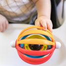 BABY EINSTEIN Aktív játék tapadókoronggal Sticky Spinner™ 3hó+