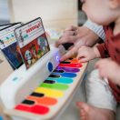 BABY EINSTEIN Fa zenélő játék zongora Together in Tune Piano™ Connected Magic Touch™ HAPE 12hó+