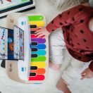 BABY EINSTEIN Fa zenélő játék zongora Together in Tune Piano™ Connected Magic Touch™ HAPE 12hó+