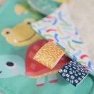 BRIGHT STARTS Morzsolókendő C-karikán Fuzzy Feelies™ 0hó+