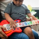 BABY EINSTEIN Fa zenélő játék gitár Together in Tune Guitar™ Connected Magic Touch™ HAPE 6hó+