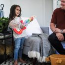 BABY EINSTEIN Fa zenélő játék gitár Together in Tune Guitar™ Connected Magic Touch™ HAPE 6hó+