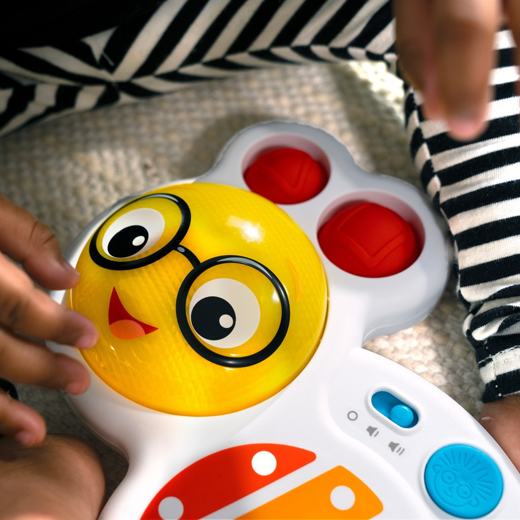 BABY EINSTEIN Zenélő játék xilofon Cal’s Curious Keys™ 12hó+