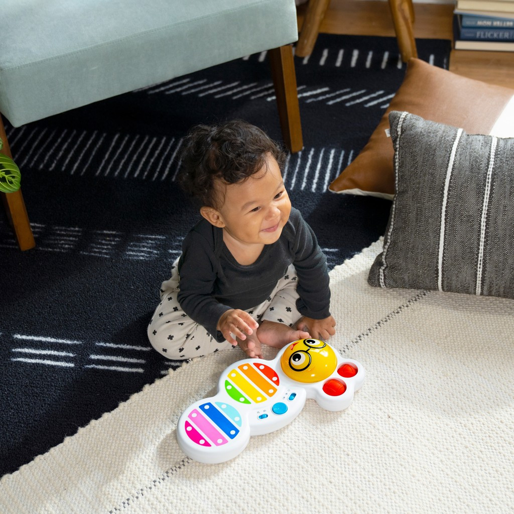 BABY EINSTEIN Zenélő játék xilofon Cal’s Curious Keys™ 12hó+