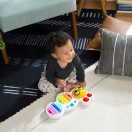 BABY EINSTEIN Zenélő játék xilofon Cal’s Curious Keys™ 12hó+