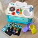 BABY EINSTEIN Zenélő játék konyha Magic Touch Kitchen™ Pretend to Cook HAPE 9hó+