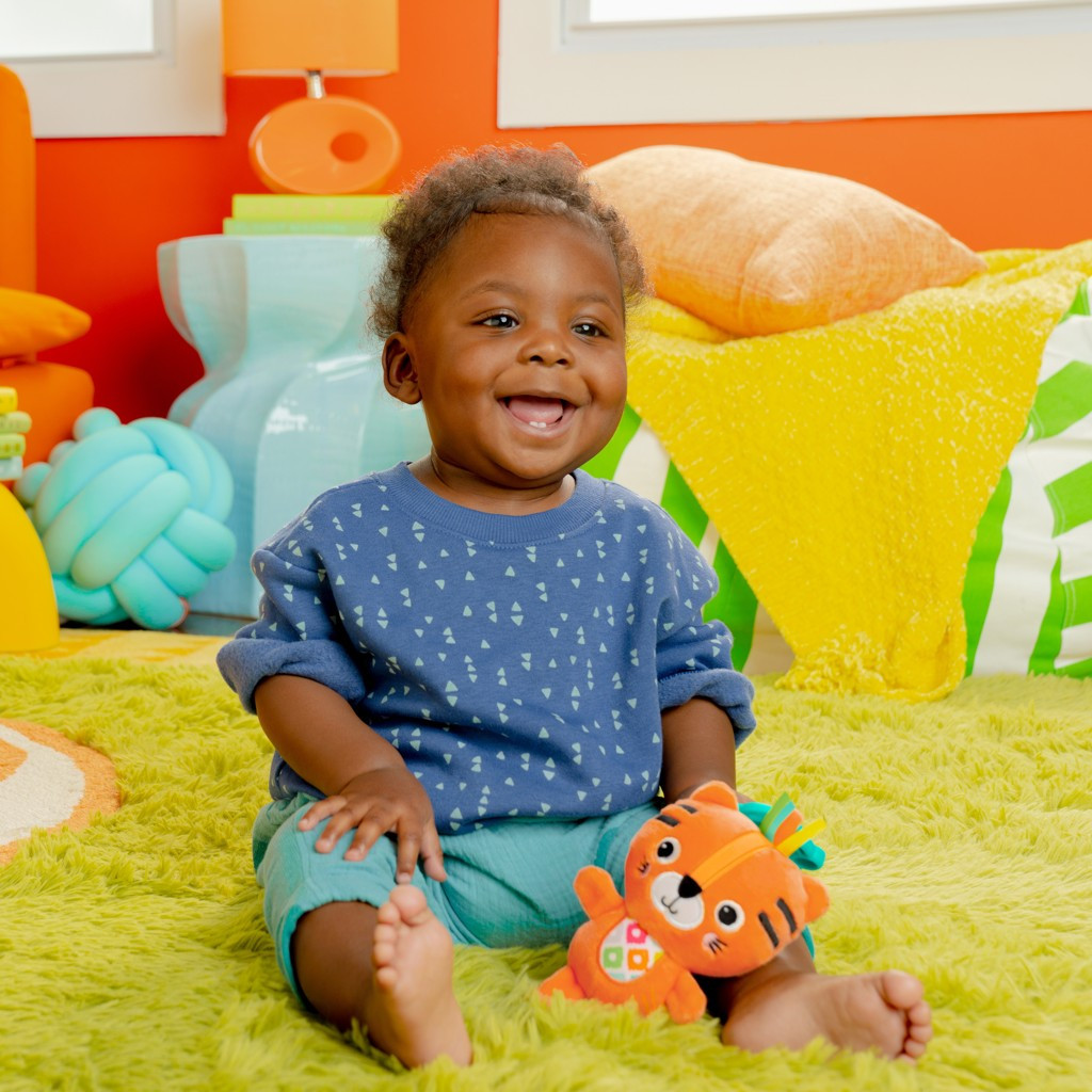 BRIGHT STARTS Plüss csörgő C-karikán tigris Jingle Joy™  0hó+