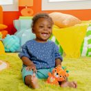 BRIGHT STARTS Plüss csörgő C-karikán tigris Jingle Joy™  0hó+