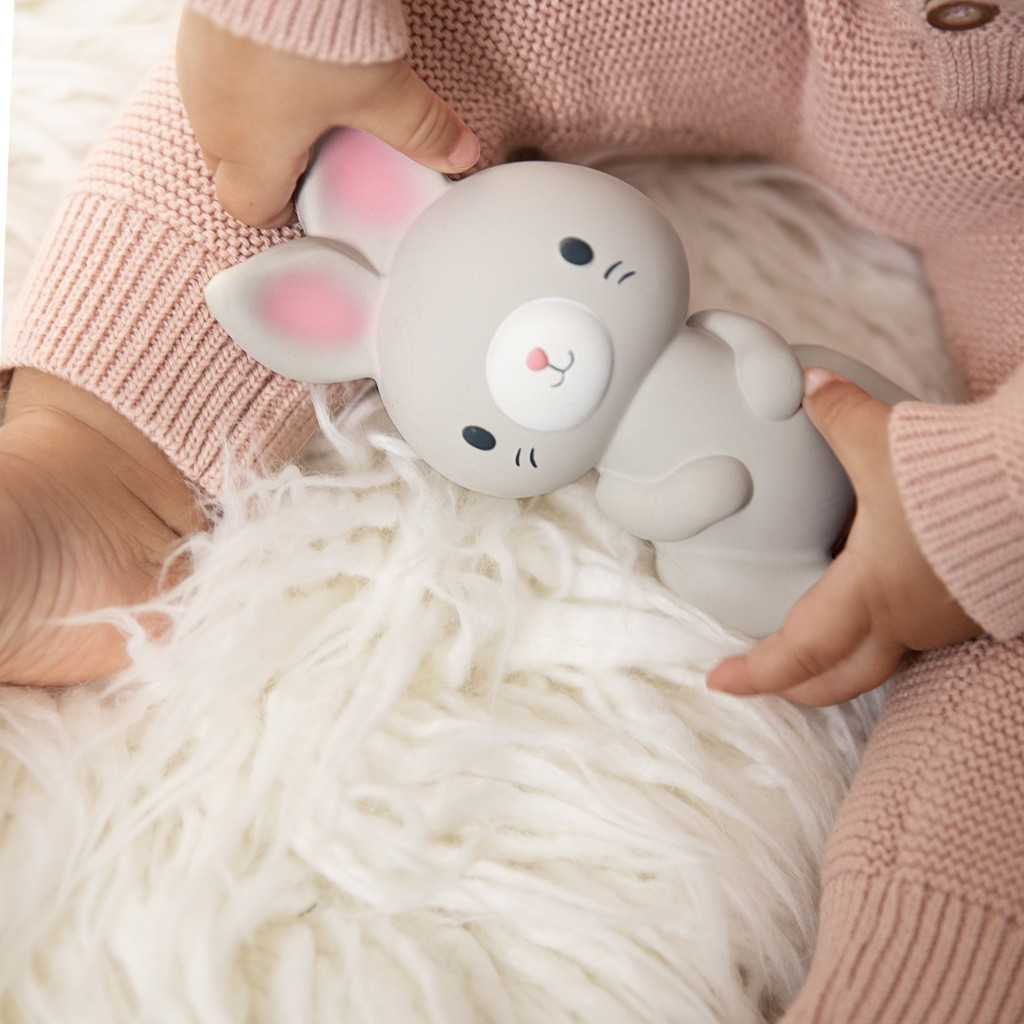 INGENUITY Kaucsuk rágóka nyuszi Sylvi™ 0hó+