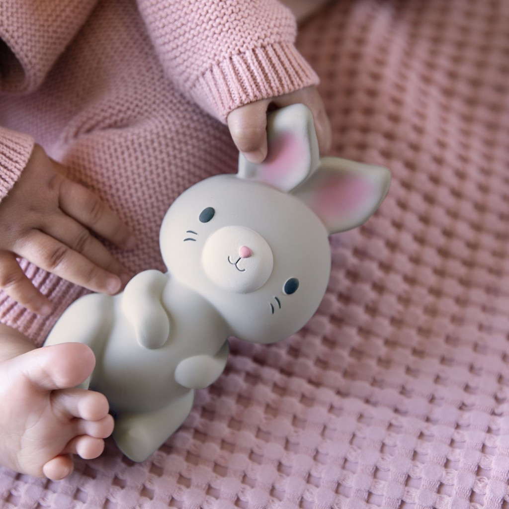 INGENUITY Kaucsuk rágóka nyuszi Sylvi™ 0hó+