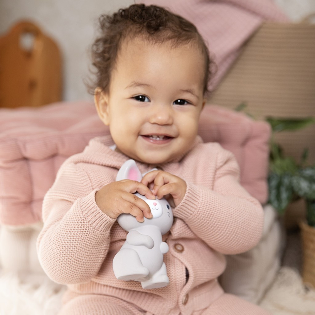 INGENUITY Kaucsuk rágóka nyuszi Sylvi™ 0hó+