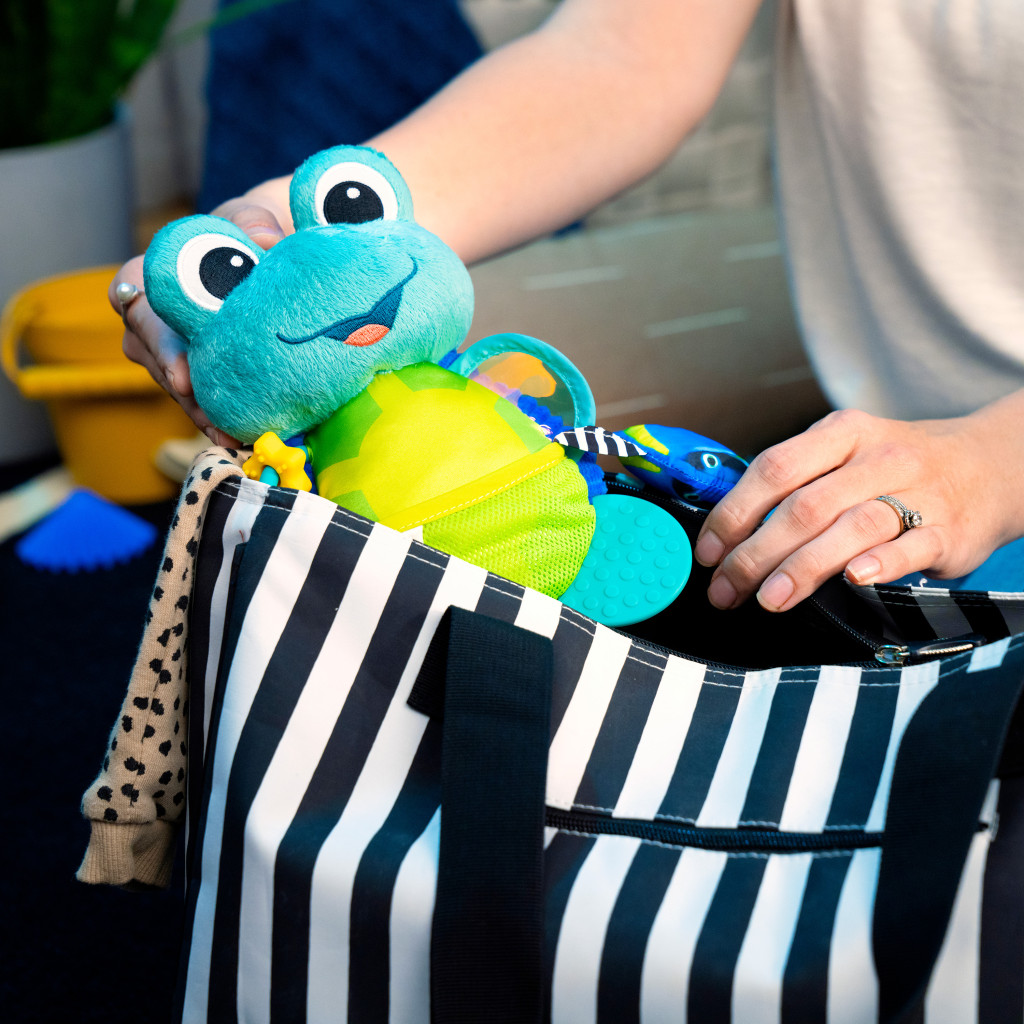 BABY EINSTEIN Aktív játék C-karikán teknős Neptune’s Sensory Sidekick™ 0hó+