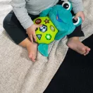 BABY EINSTEIN Zenélő interaktív játék teknős Neptune's Cuddly Composer™ 6hó+