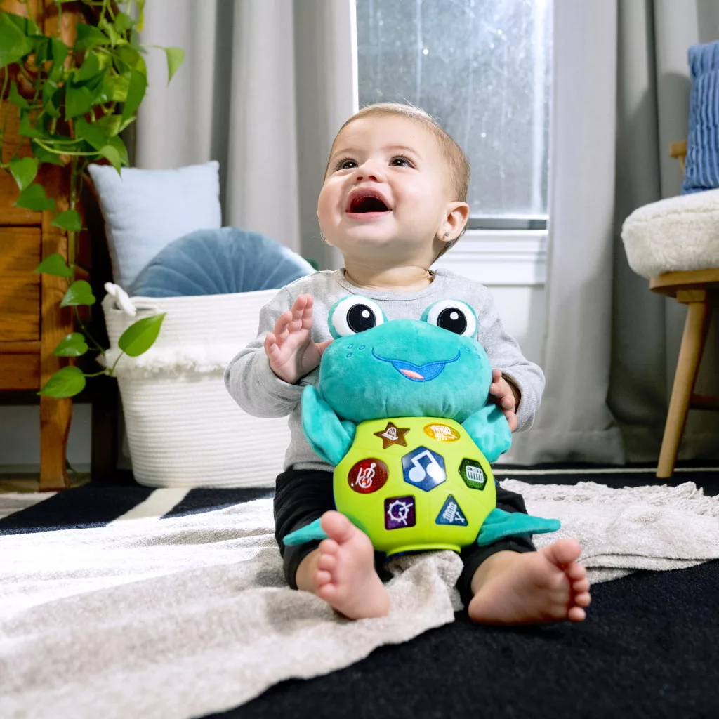 BABY EINSTEIN Zenélő interaktív játék teknős Neptune's Cuddly Composer™ 6hó+