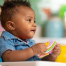 BRIGHT STARTS Szilikon rágóka Soothing Soft Serve™ 3hó+