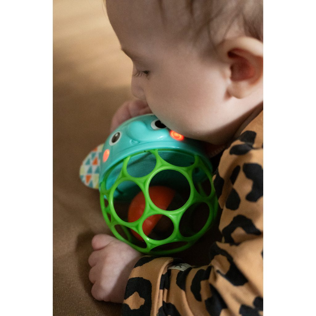 OBALL Zenélő világító játék Giggle & Glow™ 3hó+