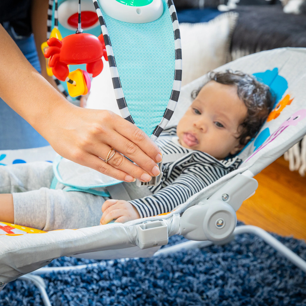 BABY EINSTEIN Zenélő rezgő pihenőszék Kick to It Opus 18kg-ig