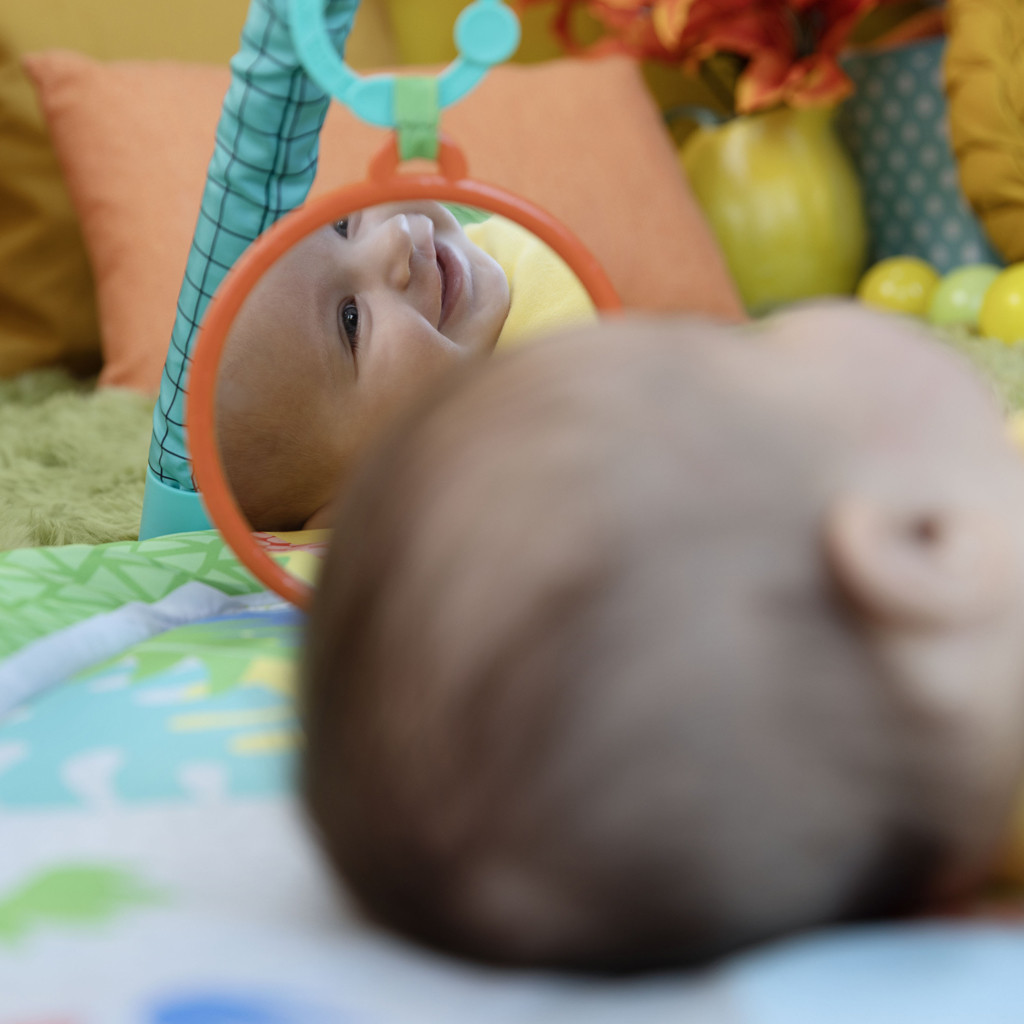 BRIGHT STARTS Játszószőnyeg játékhíddal Wild Wiggles aktivitással 0hó+