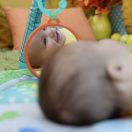 BRIGHT STARTS Játszószőnyeg játékhíddal Wild Wiggles aktivitással 0hó+