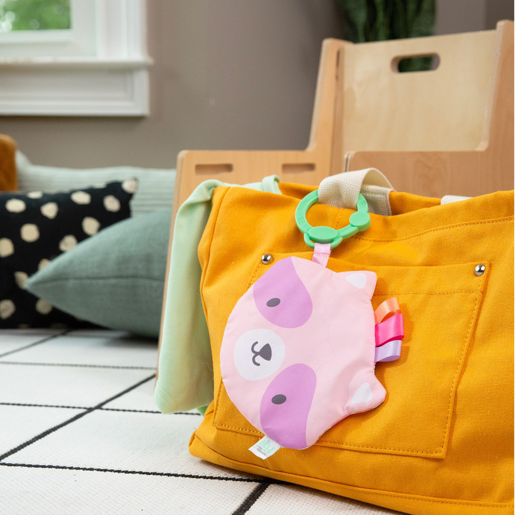 INGENUITY Crinklet™ érzékszervi játék C gyűrűn mosómedve Deni 0m+