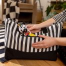 BABY EINSTEIN Rágóka csörgővel zebra Zen™ Shake-a-Shape BPA mentes 0hó+