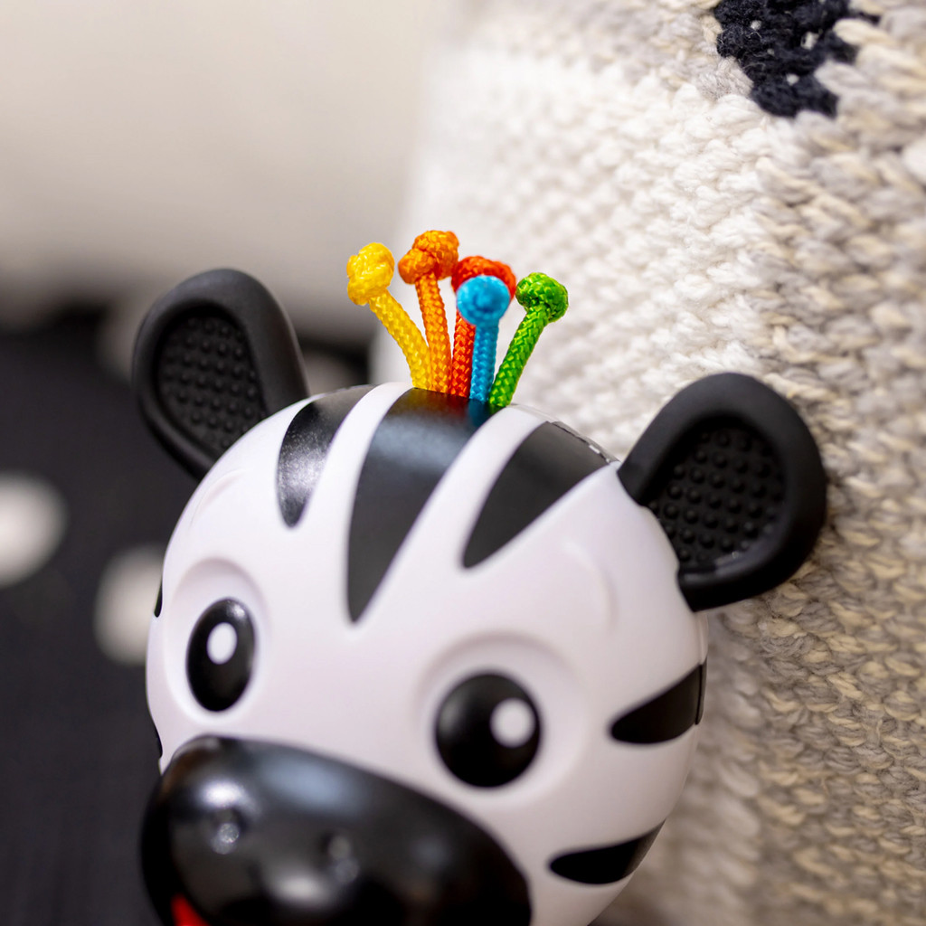 BABY EINSTEIN Rágóka csörgővel zebra Zen™ Shake-a-Shape BPA mentes 0hó+