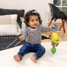 BABY EINSTEIN Játék csörgővel C-karikán u Cal-a-Puller™ 0hó+