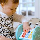 BABY EINSTEIN Zenélő interaktív játék Chase & Tap Earl™ 6hó+