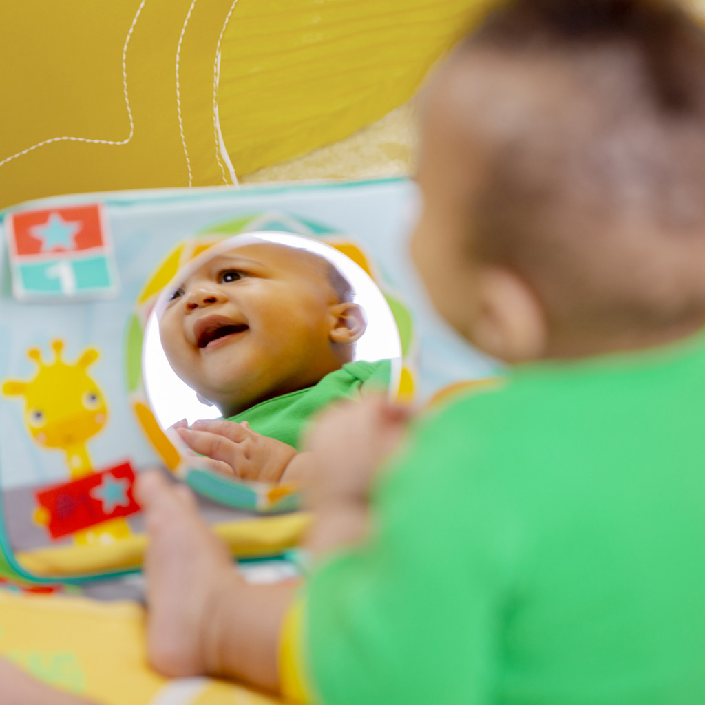 BRIGHT STARTS Játszószőnyeg játékhíddal és aktivitással Oball Gyp & Kick™ 0hó+