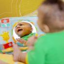 BRIGHT STARTS Játszószőnyeg játékhíddal és aktivitással Oball Gyp & Kick™ 0hó+