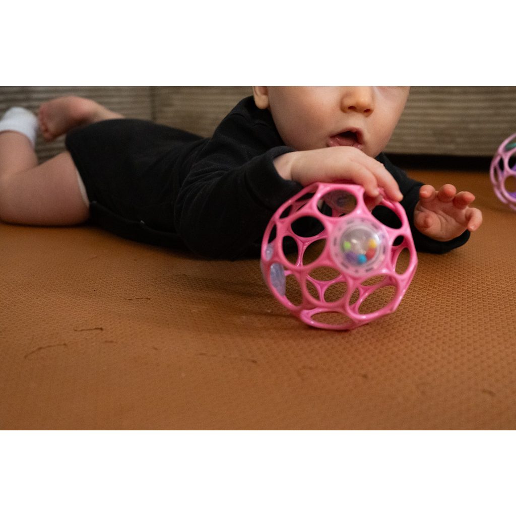 OBALL Játék Oball RATTLE 10 cm dark pink 0hó + AQUAINT 50 ml