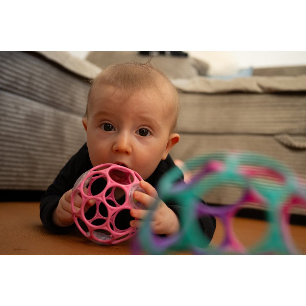 OBALL Játék Oball RATTLE 10 cm dark pink 0hó + AQUAINT 50 ml