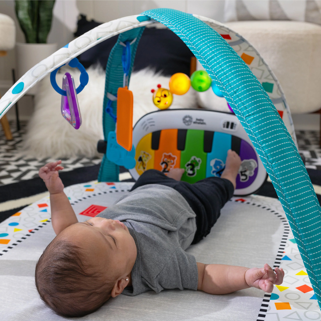 BABY EINSTEIN Kiságy járókával és zongorával 3in1 Kick & Snooze™ 0hó+