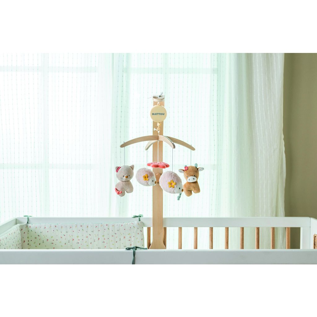NATTOU Zenélő forgó a kiságy fölé, fa Mila, Zoe & Lana