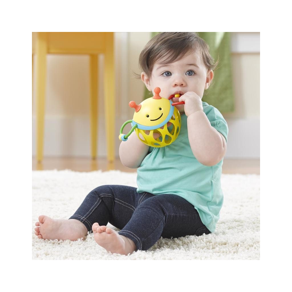 SKIP HOP Csörgő a motoros készségek fejlesztésére, kerek, kézbe fogható Méhecske 3m+
