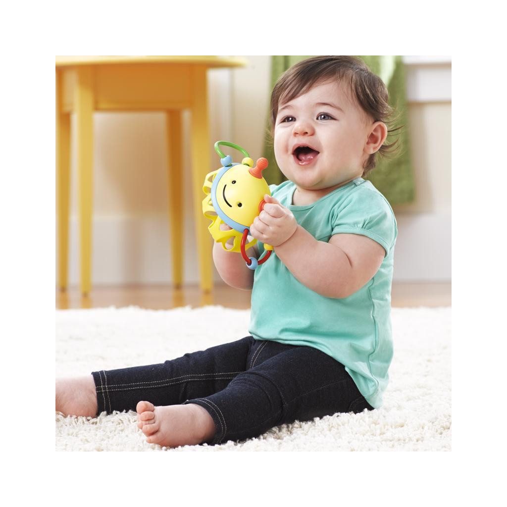 SKIP HOP Csörgő a motoros készségek fejlesztésére, kerek, kézbe fogható Méhecske 3m+