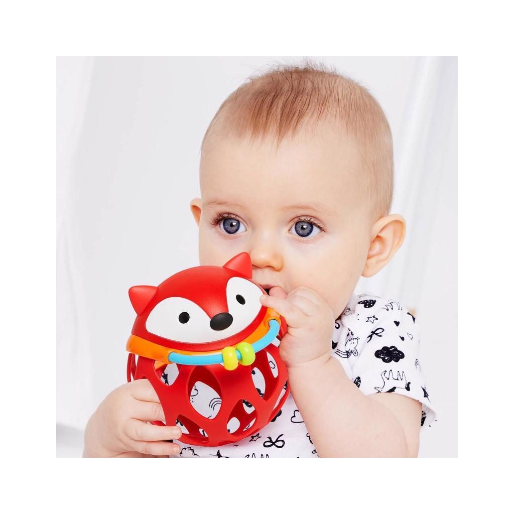 SKIP HOP Csörgő a motoros készségek fejlesztésére, kerek, kézbe fogható Róka 3m+