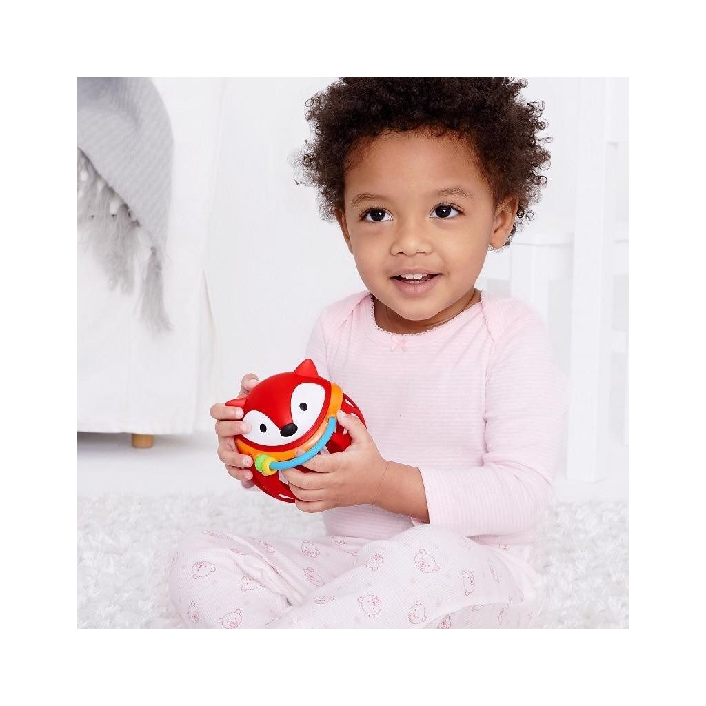 SKIP HOP Csörgő a motoros készségek fejlesztésére, kerek, kézbe fogható Róka 3m+