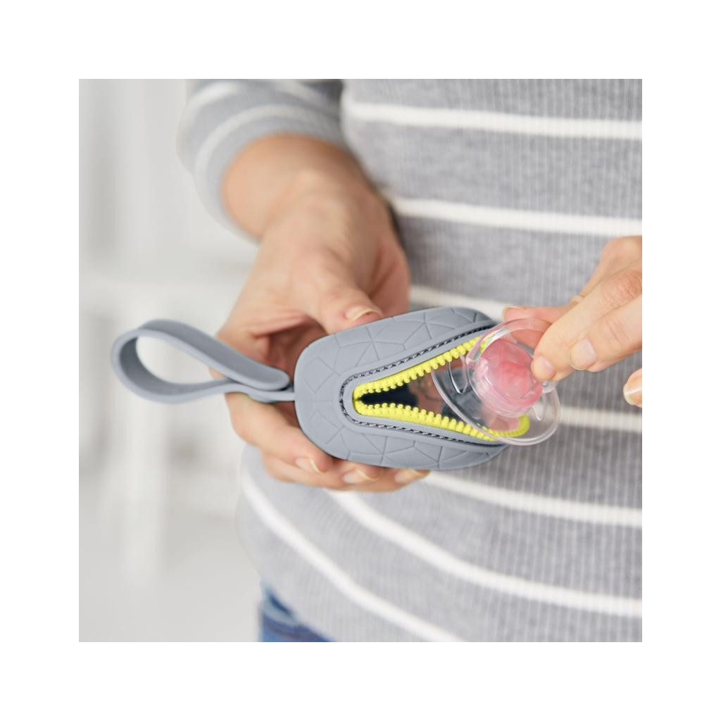 SKIP HOP Cumisüveg tartó szilikon Grab&Go szürke
