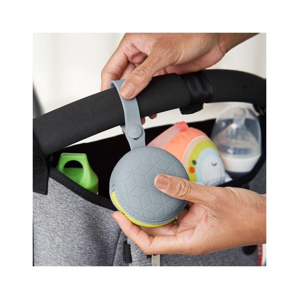 SKIP HOP Cumisüveg tartó szilikon Grab&Go szürke