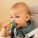 PETITE&MARS Szilikon gyümölcs etető cumi Fruzi Green&Ochre 6hó+