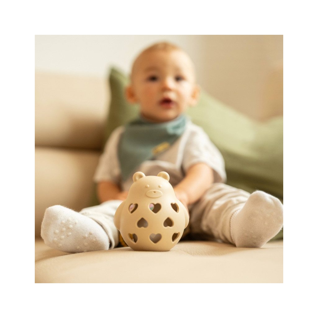 PETITE&MARS Szilikon játék csörgővel Bear Basil Misty Green 0m+