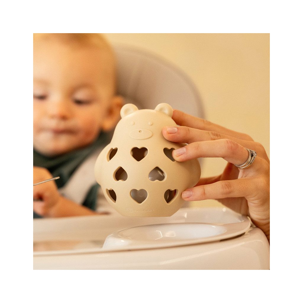PETITE&MARS Szilikon játék csörgővel Bear Basil Desert Sand 0m+