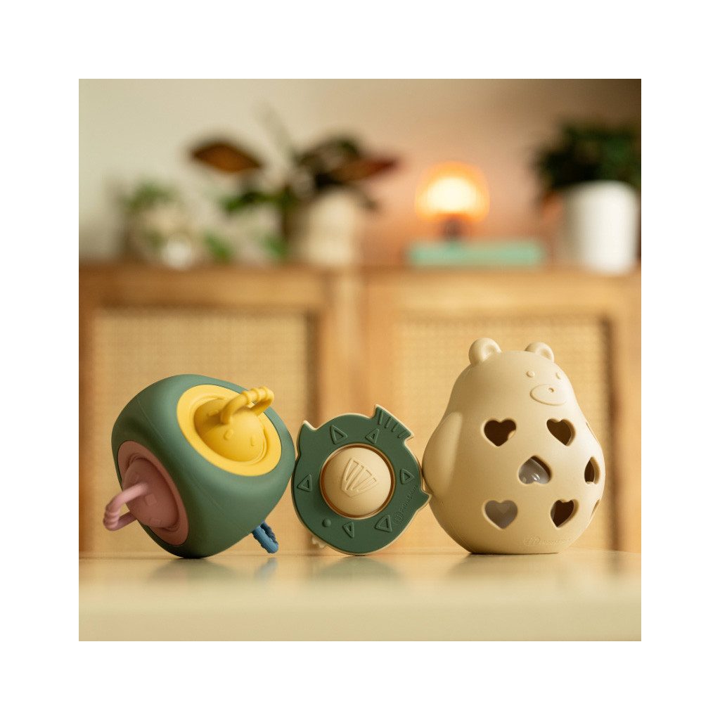 PETITE&MARS Szilikon játék csörgővel Bear Basil Desert Sand 0m+