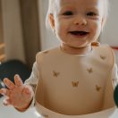 PETITE&MARS Szilikon előke Take&Match Sand Butterflies 6m+