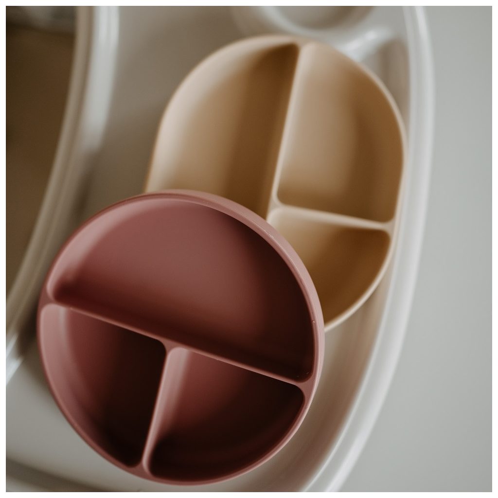 PETITE&MARS Szilikon osztott tányér, kerek Take&Match Misty Green 6m+