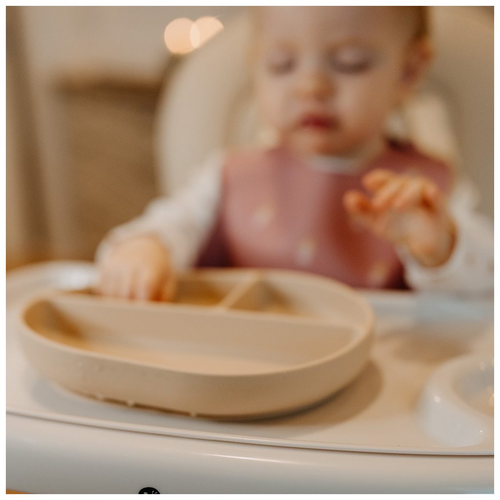 PETITE&MARS Szilikon osztott tányér, ovális Take&Match Misty Green 6m+