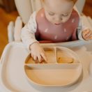 PETITE&MARS Szilikon osztott tányér, ovális Take&Match Desert Sand 6m+