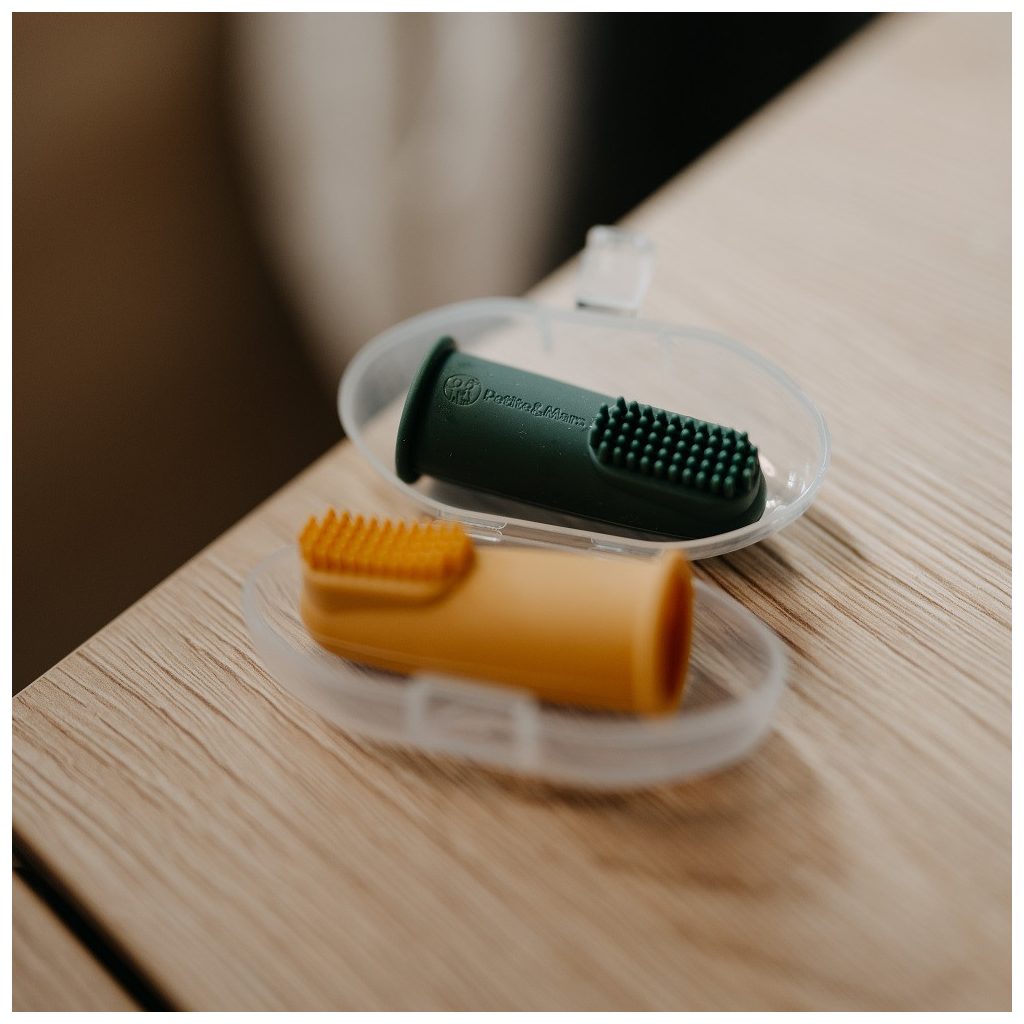 PETITE&MARS Szilikon ujjra húzható fogkefe szett Ochre&Green 2 db 0m+